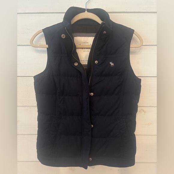 Abercrombie & Fitch Navy Puffer Vest Size Medium, Runs small - Picture 1 of 16